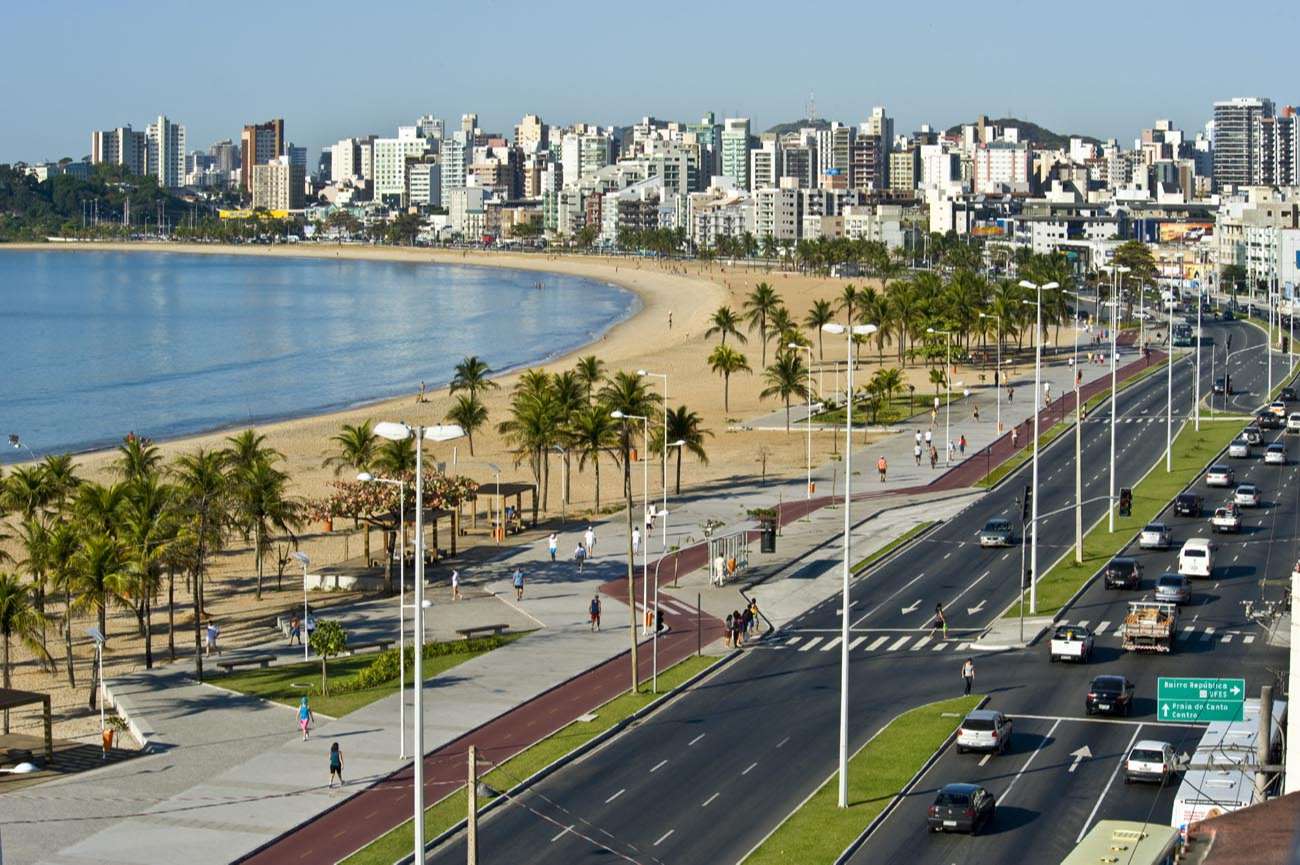 Uma rua urbana moderna e planejada, demonstrando a expertise da LR Engenharia em soluções de tráfego.